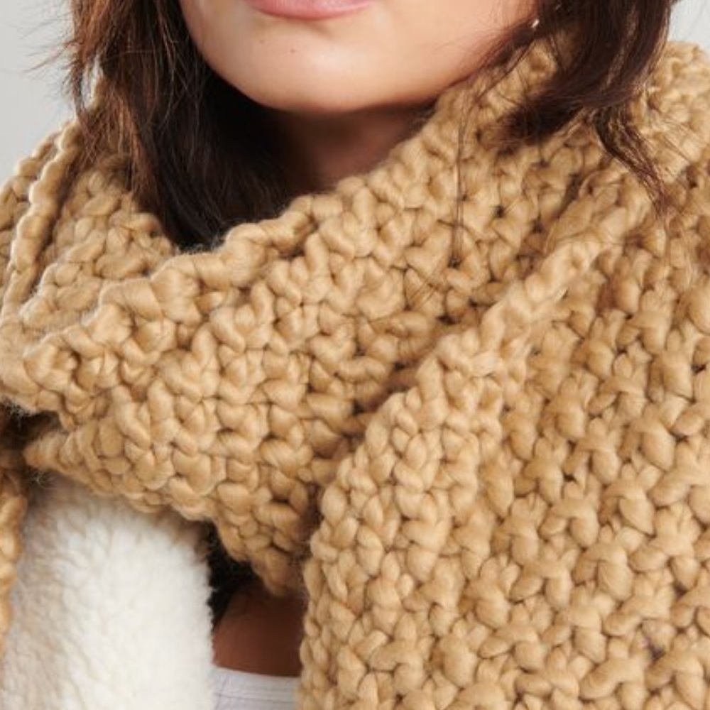 Chunky cable knit scarf